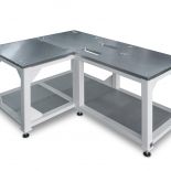 Kompletter Montage-Ecktisch aus galvanisch behandelten Stahl- und eloxierten   Aluminiumplatten, montiert auf lackiertem Schweißgestell